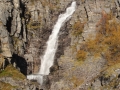 Herz für Emma am Wasserfall über Lillefjord