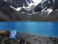 Der traumhaft schöne Gletschersee Blåvatnet im Lyngenfjord - so blau, dass unser Beutel kaum zu sehen ist