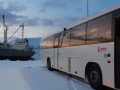 Das Nordkap befindet sich etwa 30km nördlich von Honningsvåg am anderen Ende der Insel. Das letzte Etappenstück zum Globus legt man mit Bussen zurück.