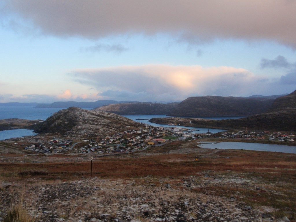 Schneedecke und Abenddämmerung über Havøysund