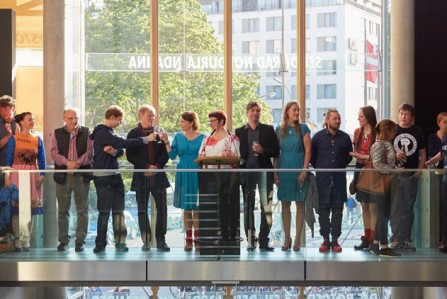 Kuratorin Ritta Kuusikko mit den anwesenden Künstlern