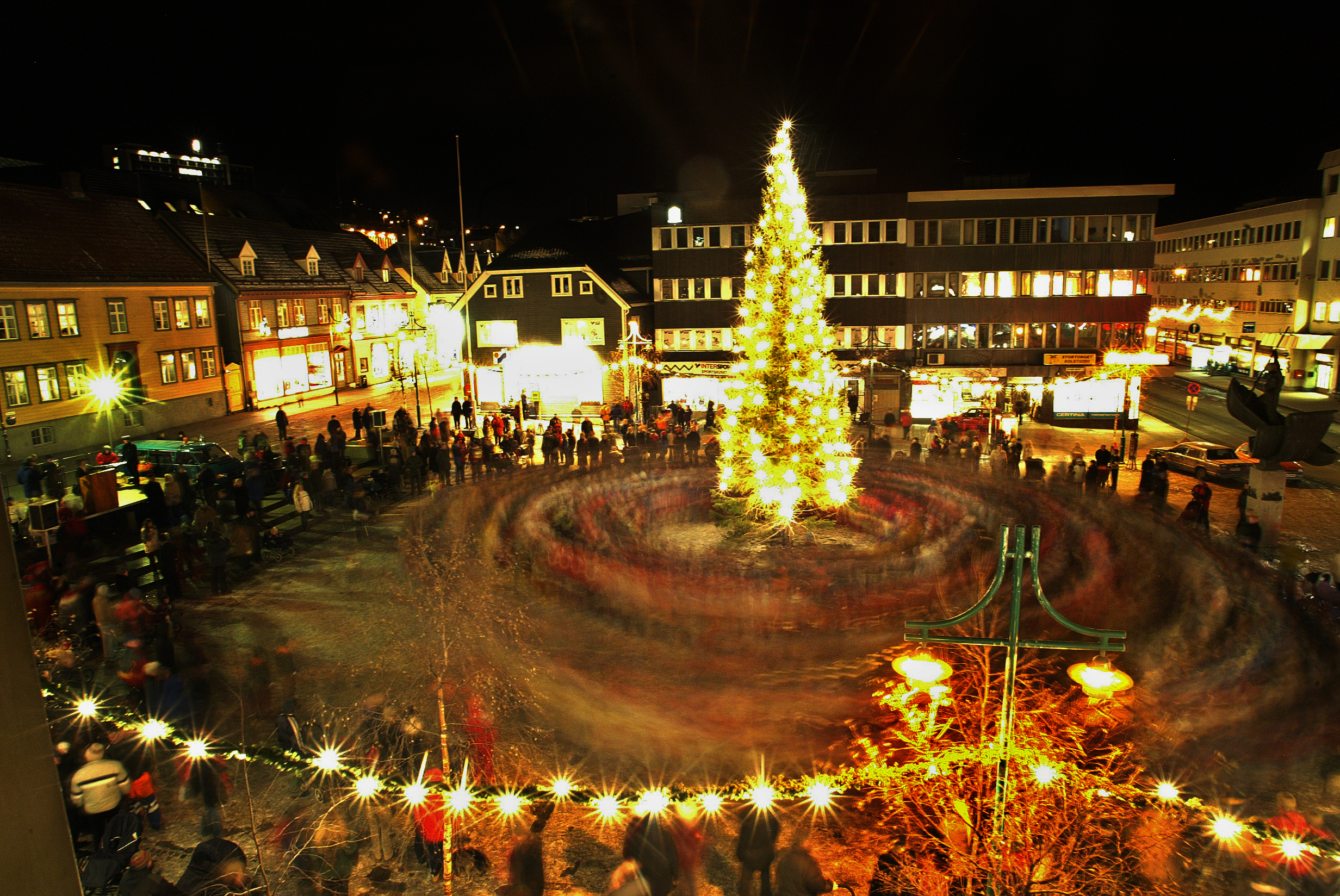 Feierliche Erleuchtung des Weihnachtsbaums in Tromsø am ersten Adventsonntag. Man geht um den Baum herum und singt Weihnachtslieder FOTO: YNGVE OLSEN SÆBBE / NORDLYS yngve.olsen.saebbe@nordlys.no