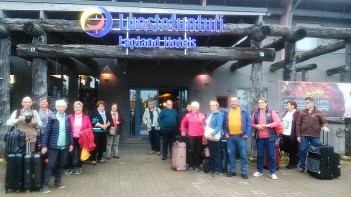 Ein Teil der Gruppe wartend vor dem Hotel